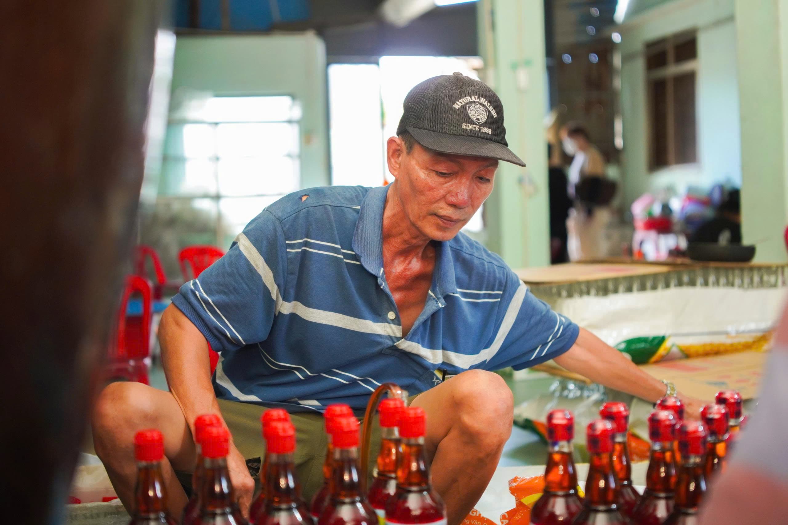 Tỉ mẩn chắt chiu trong từng khâu chiết rót, người thợ Tân Lập đang thầm lặng gìn giữ "vị mặn hậu ngọt" của làng mắm Gành Đỏ suốt hơn 40 năm qua