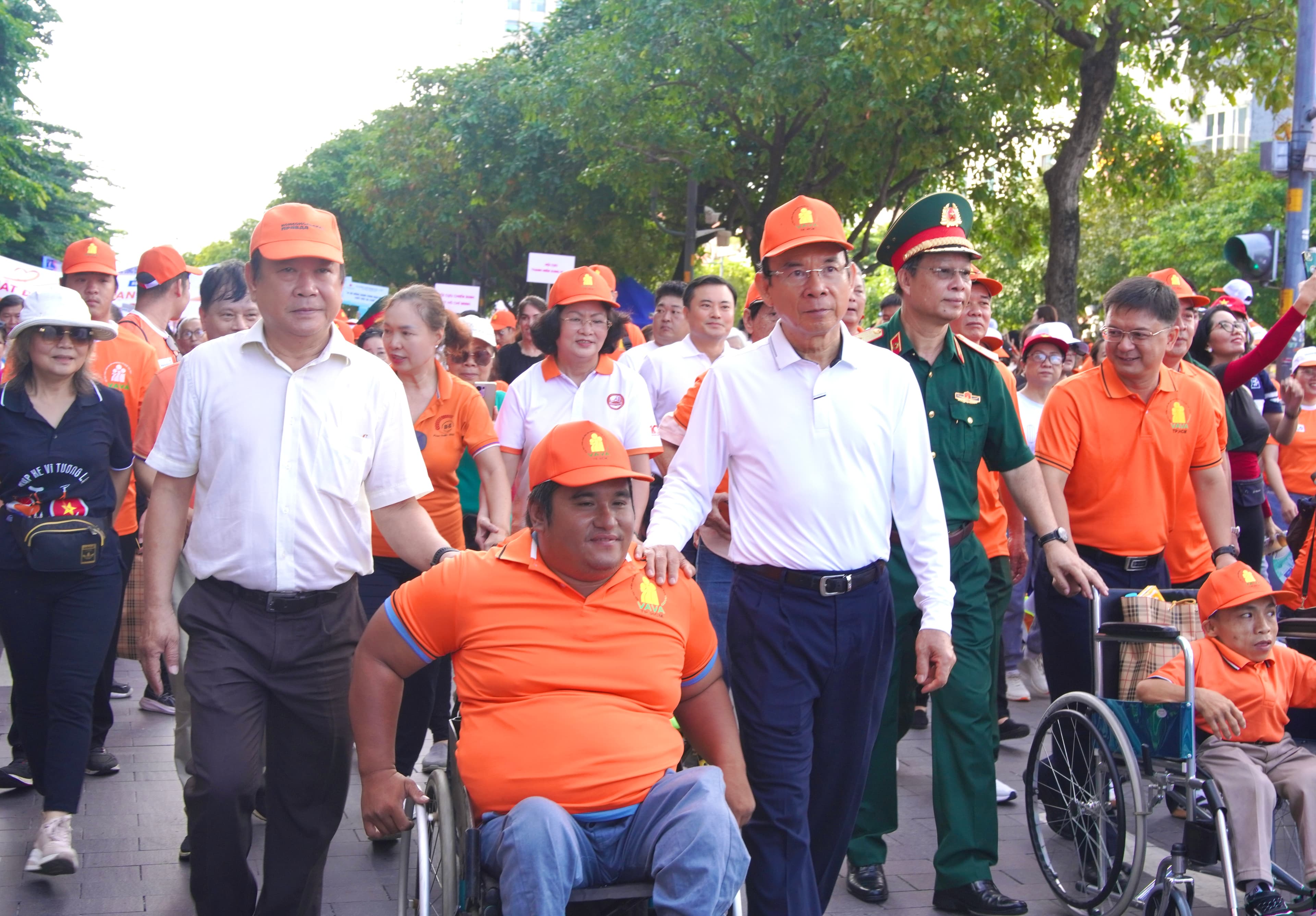 Đông đảo người dân tham gia cùng đồng hành
